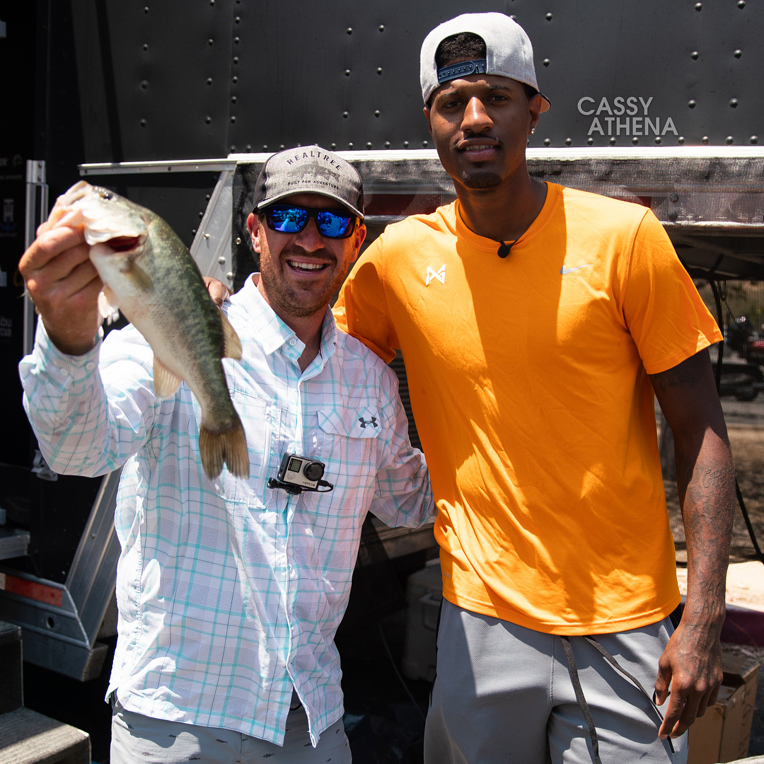 社交媒体讨论持续发酵（社媒热议不断升级）