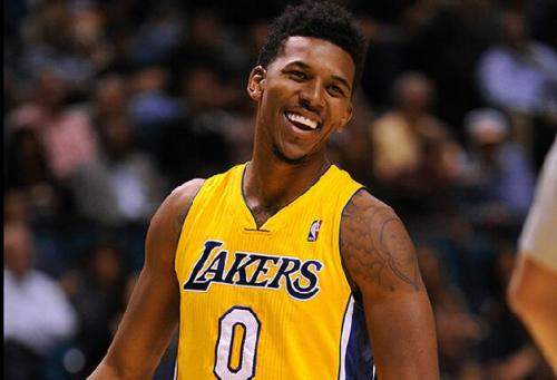 一波三折！邮报：曼联前锋谢什科因食物中毒，复出再次推迟（邮报：谢什科食物中毒，曼联前锋复出计划再度延后）