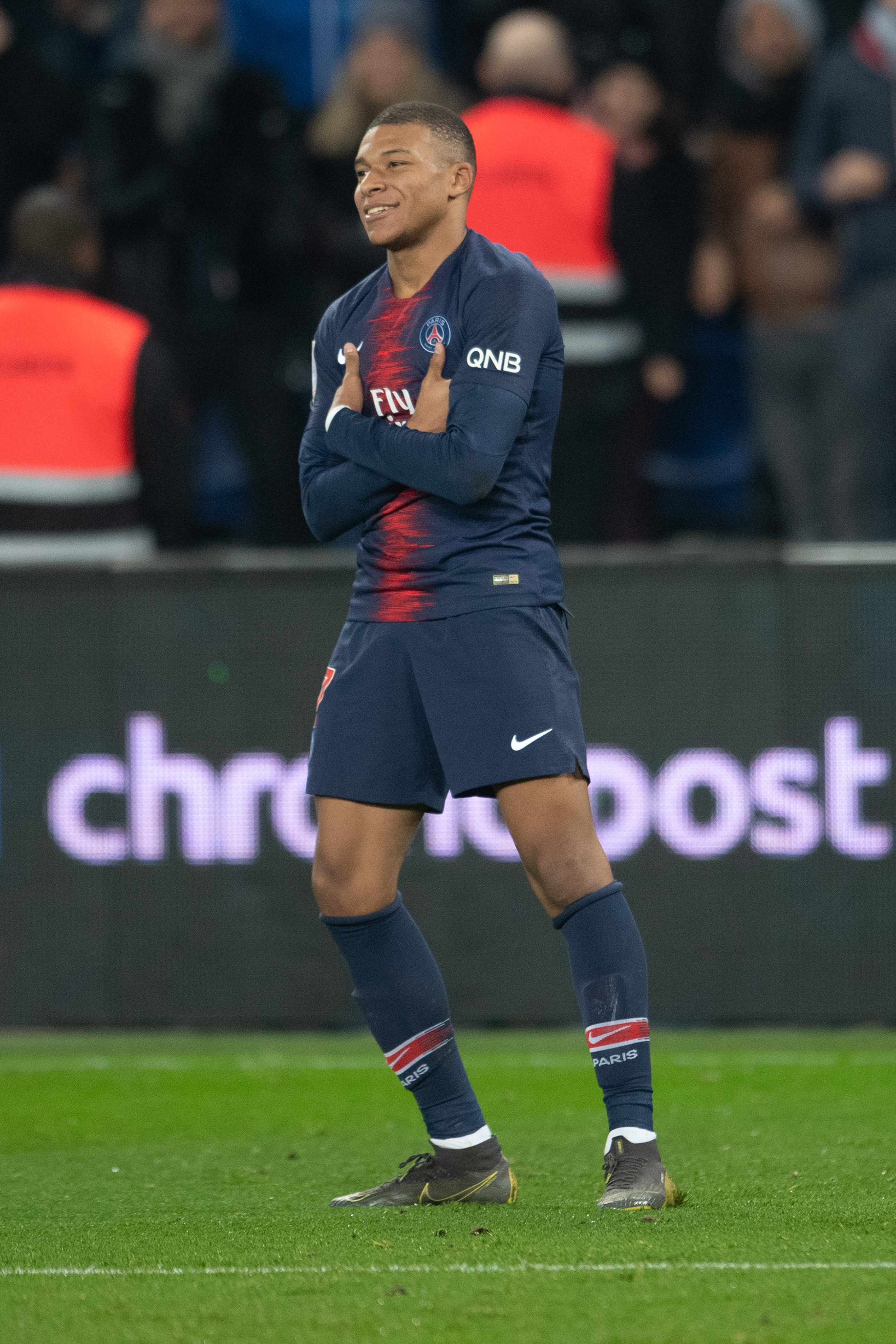 伊宁队问鼎2025年“喀什杯”李景亮现身现场和球员共跳新疆舞庆祝（2025年“喀什杯”伊宁队夺冠，李景亮到场与球员共跳新疆舞庆祝）