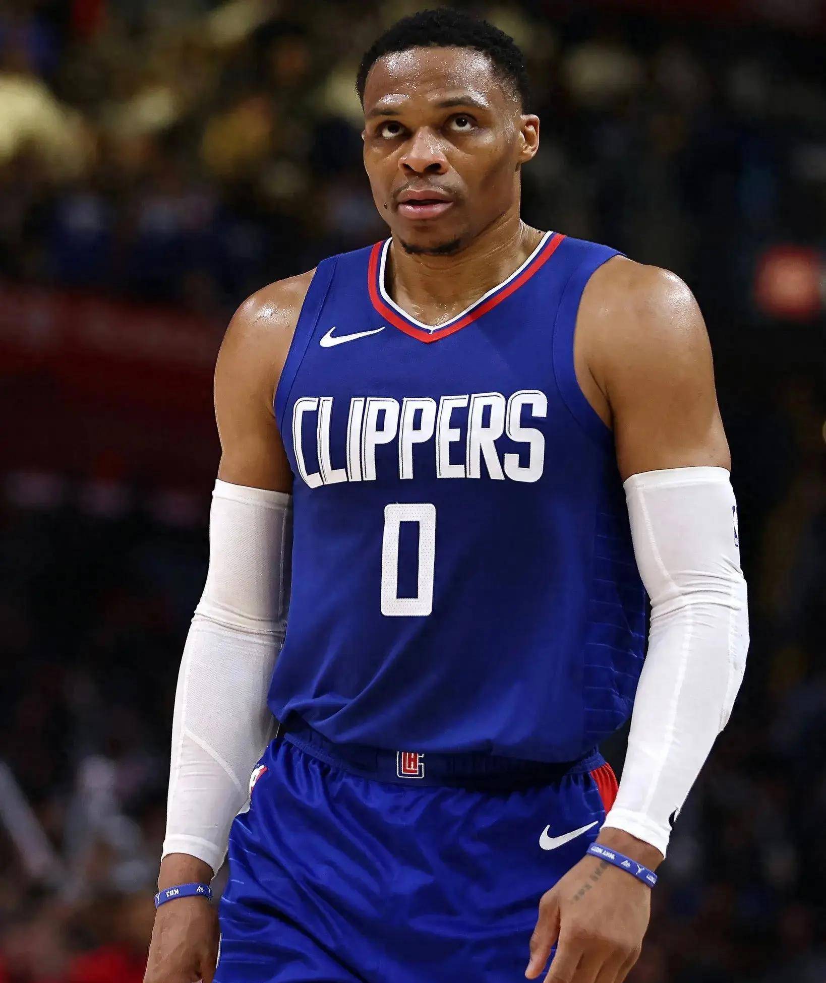 C罗被罚下后，看台上的爱尔兰球迷模仿他做出的哭泣手势（C罗红牌下场后，爱尔兰球迷在看台上模仿其“哭泣”手势）