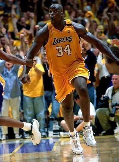 数十位工人集结诺坎普外，抗议建筑公司驱逐行政不合规员工（数十名工人诺坎普外集会，抗议建筑公司清退行政手续不合规人员）