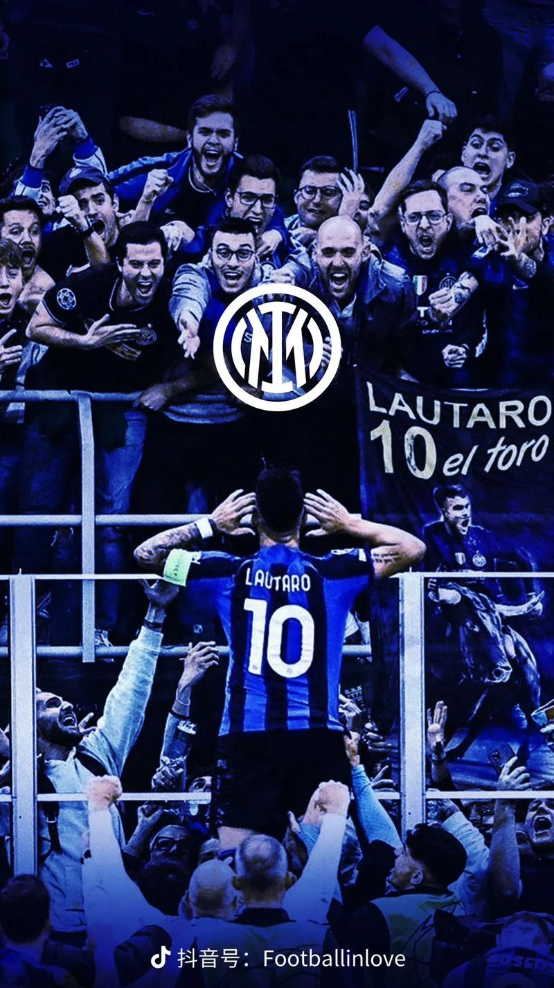 致敬，王刚庆祝足协杯冠军时背后写着：献给我们的主帅塞蒂恩（王刚庆祝足协杯夺冠，背后印字致献主帅塞蒂恩）