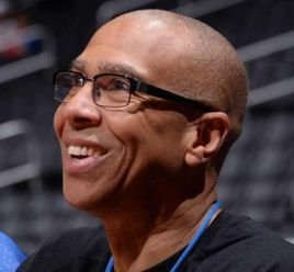 国安全队抵达北京，大兴机场内围满前来接机的国安球迷（国安全队回京，大兴机场挤满前来接机的国安球迷）