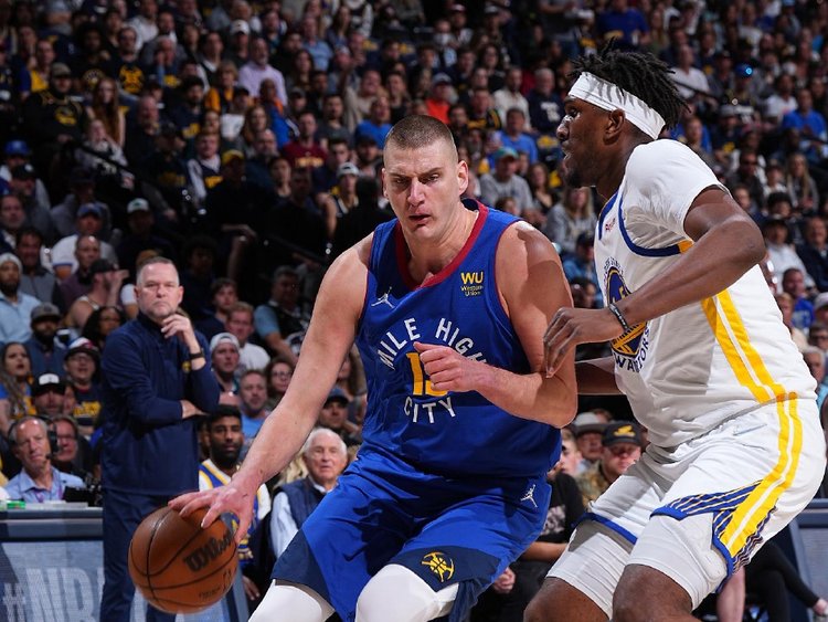 状态不佳！詹姆斯半场9投2中仅得4分，湖人领先9分（手感冰冷！詹姆斯半场9投仅2中拿4分，湖人领先9分）