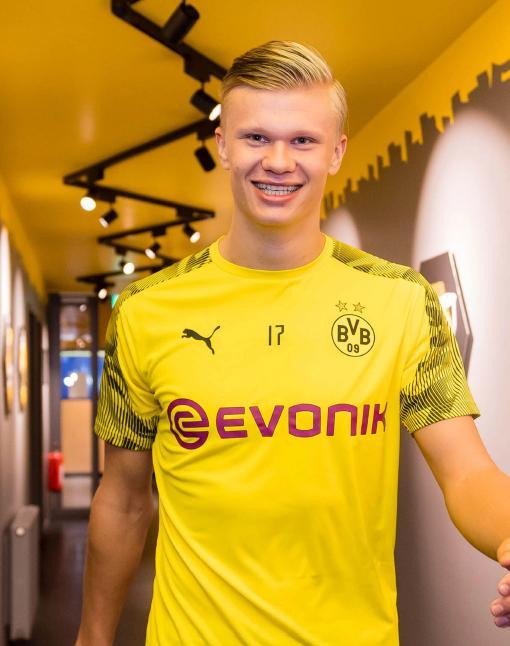 澳超半场：双方破门乏术，悉尼FC暂0-0墨尔本胜利（澳超半场：悉尼FC与墨尔本胜利互交白卷，比分暂为0-0）